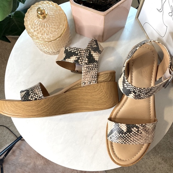 Universal Thread Shoes - ⭐️ NWT ⭐️ Snakeskin Chunky Sandals Wedges